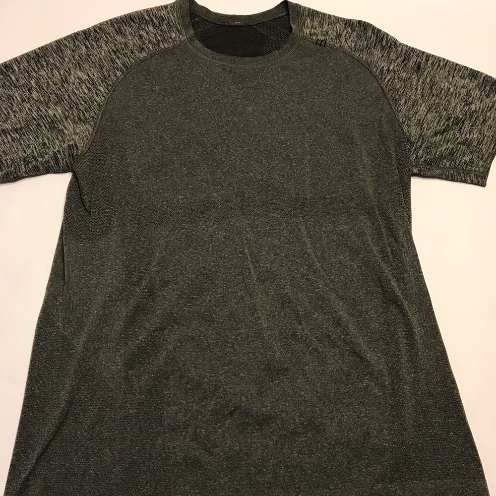 Lululemon Men's Short Sleeve Knit Shirt Gray Large